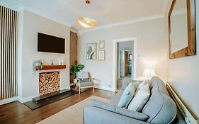 Newly Refurbished 3 Bedroom Townhouse Free Parking